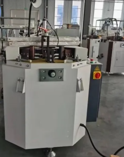 100 mm-es pengelöket × 3500 mm-es keret kapacitása nagy teherbírású, egyfejű alumínium ablak ajtósarok krimpelőgép