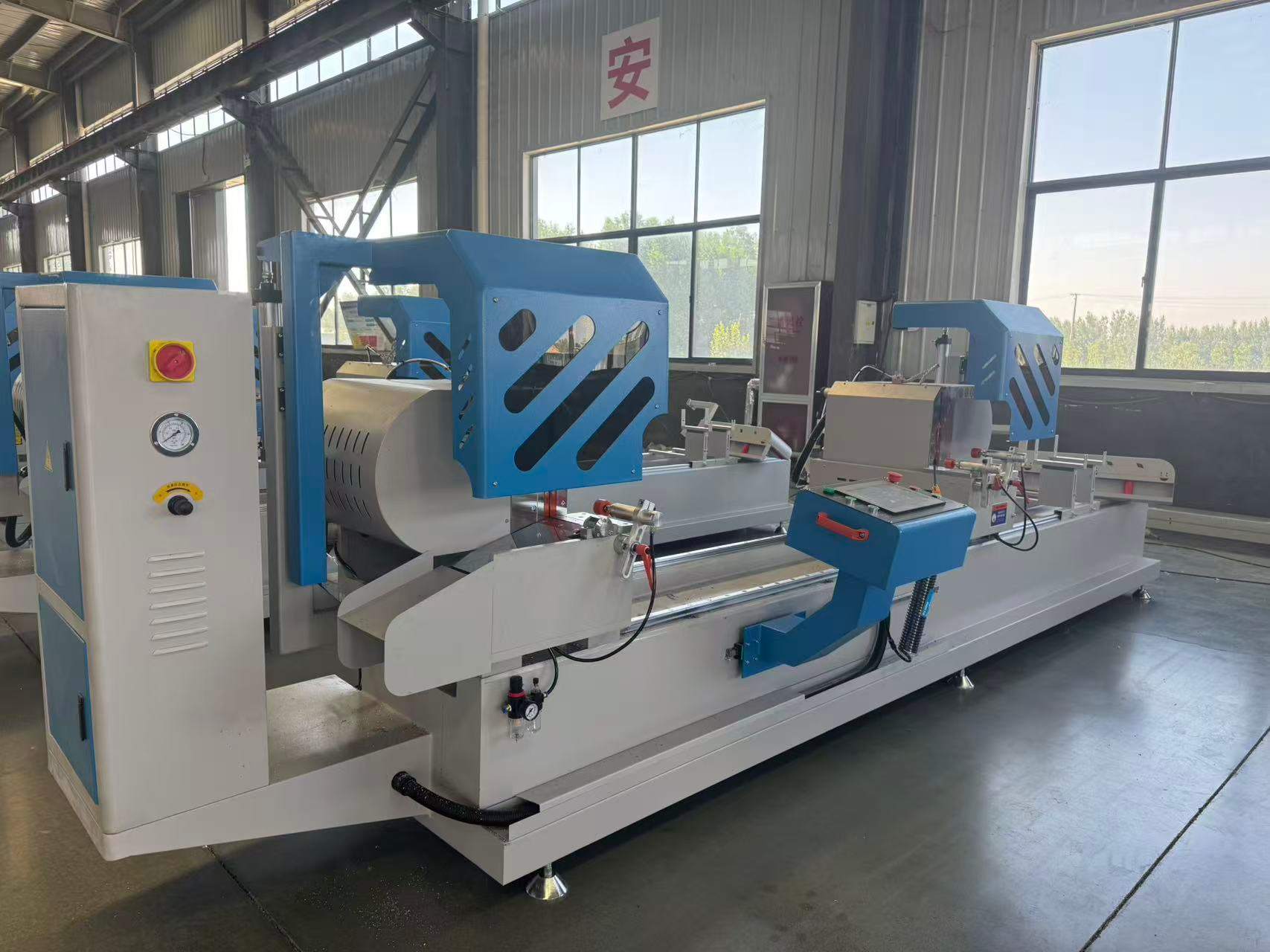 450 mm-es CNC kétfejű belső lengő precíziós vágófűrész (45°/90°)