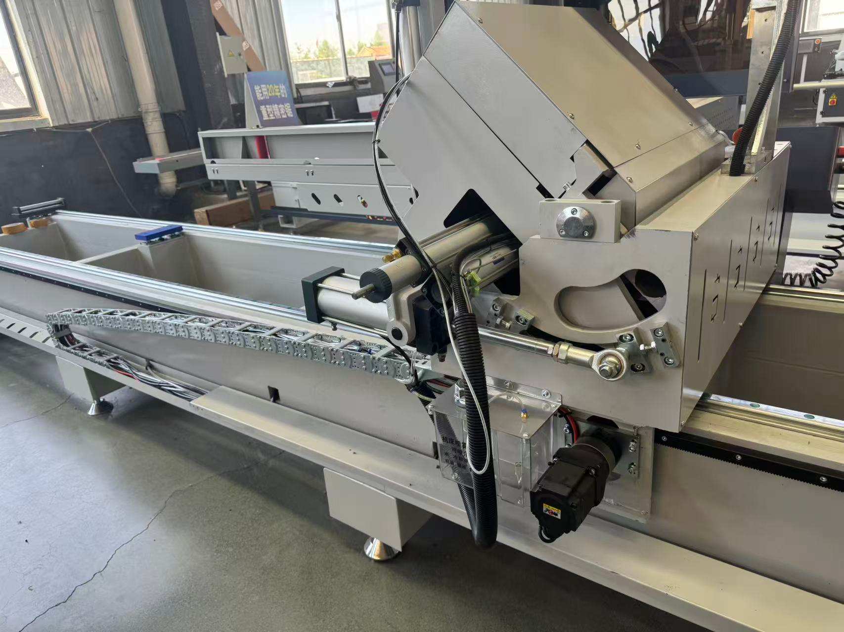 550 CNC külső forgáspontos precíziós gérvágó fűrész, 45°/90