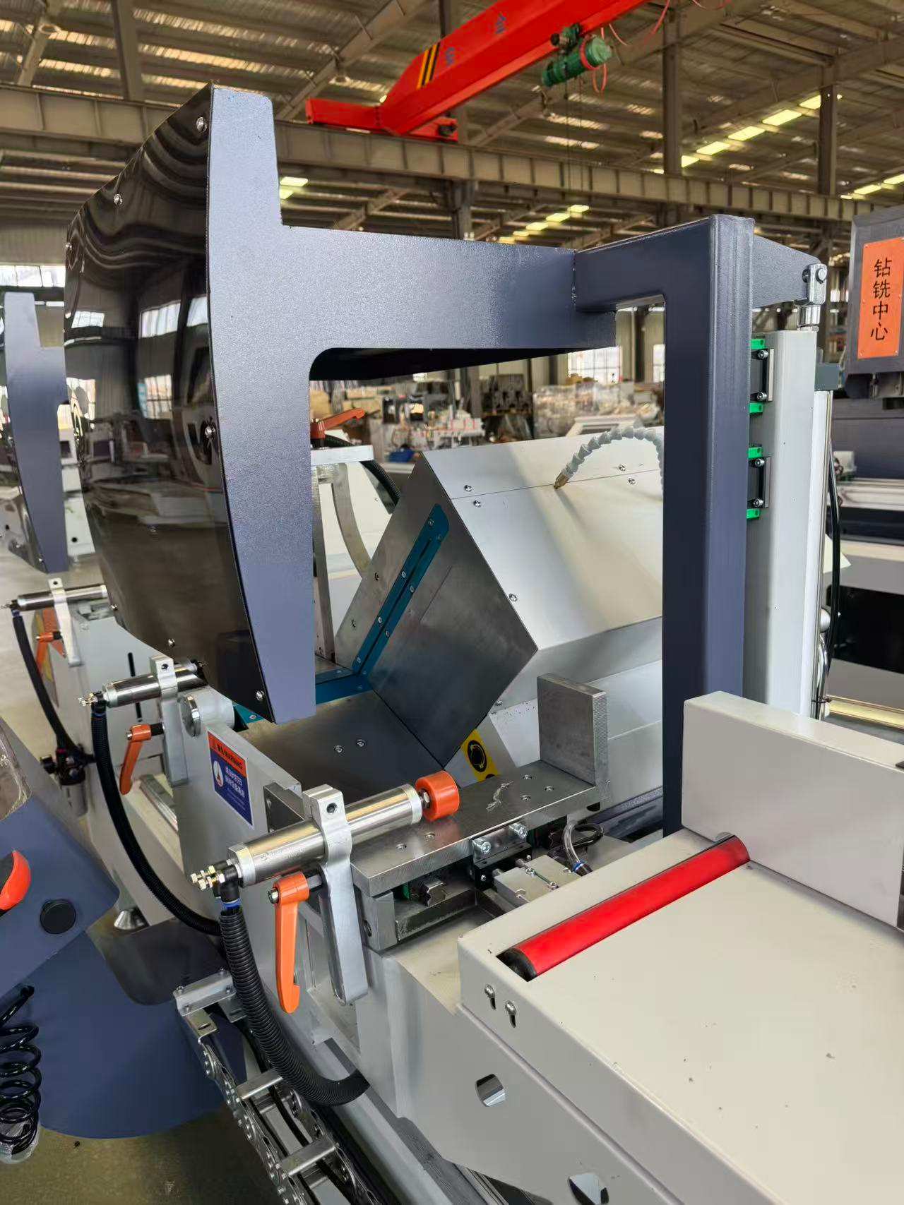 550 CNC kifelé lengő nagy volumenű gérvágó fűrész, 45°/90°