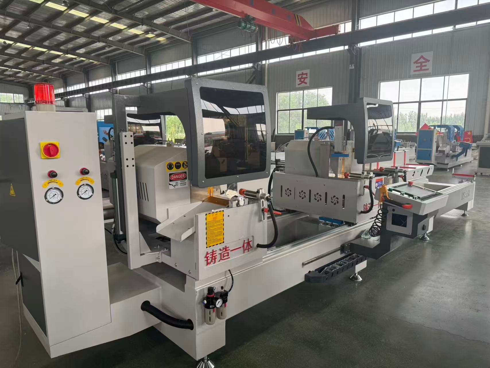 550 CNC precíziós vágófűrész, fix hosszúságú, 45°/90°