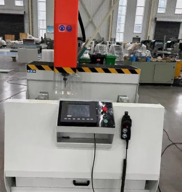 800 mm-es 3 tengelyes, nagy merevségű CNC megmunkáló központ | Ipari alumínium extrudálásokhoz készült