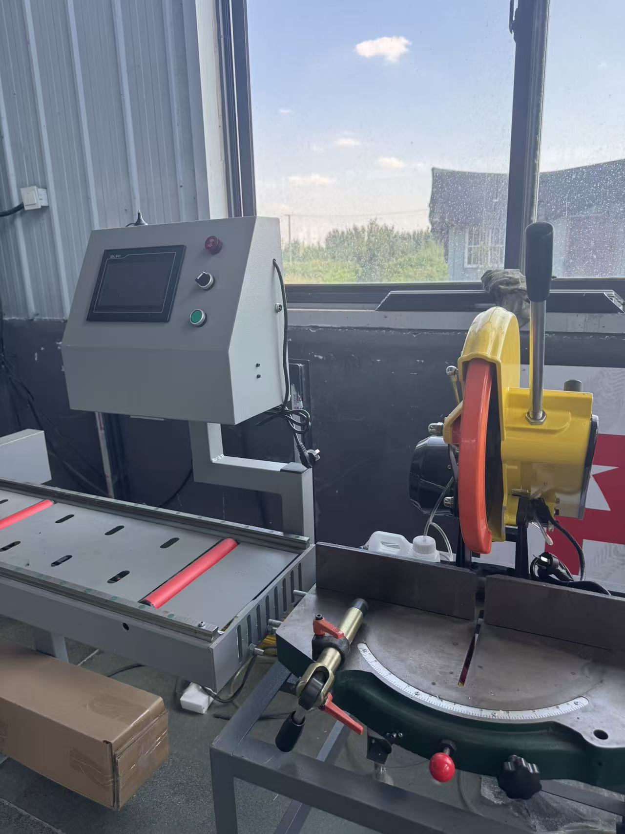 CNC fix hosszúságú fűrész hőtöréses alumínium ablaküvegezés perem vágásához