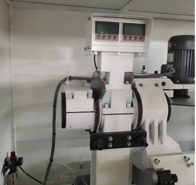 Teljesen automatikus, nagy teherbírású függönyfalvágó fűrész